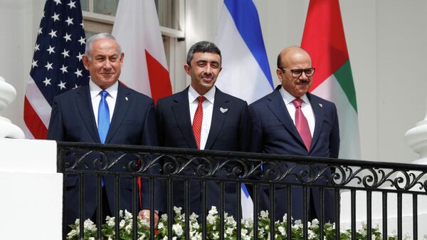Биньямин Нетаньяху, Абдалла бен Зейд аль-Нахайян и Абдуллатиф Аль Зайани перед подписанием договора в Белом доме США