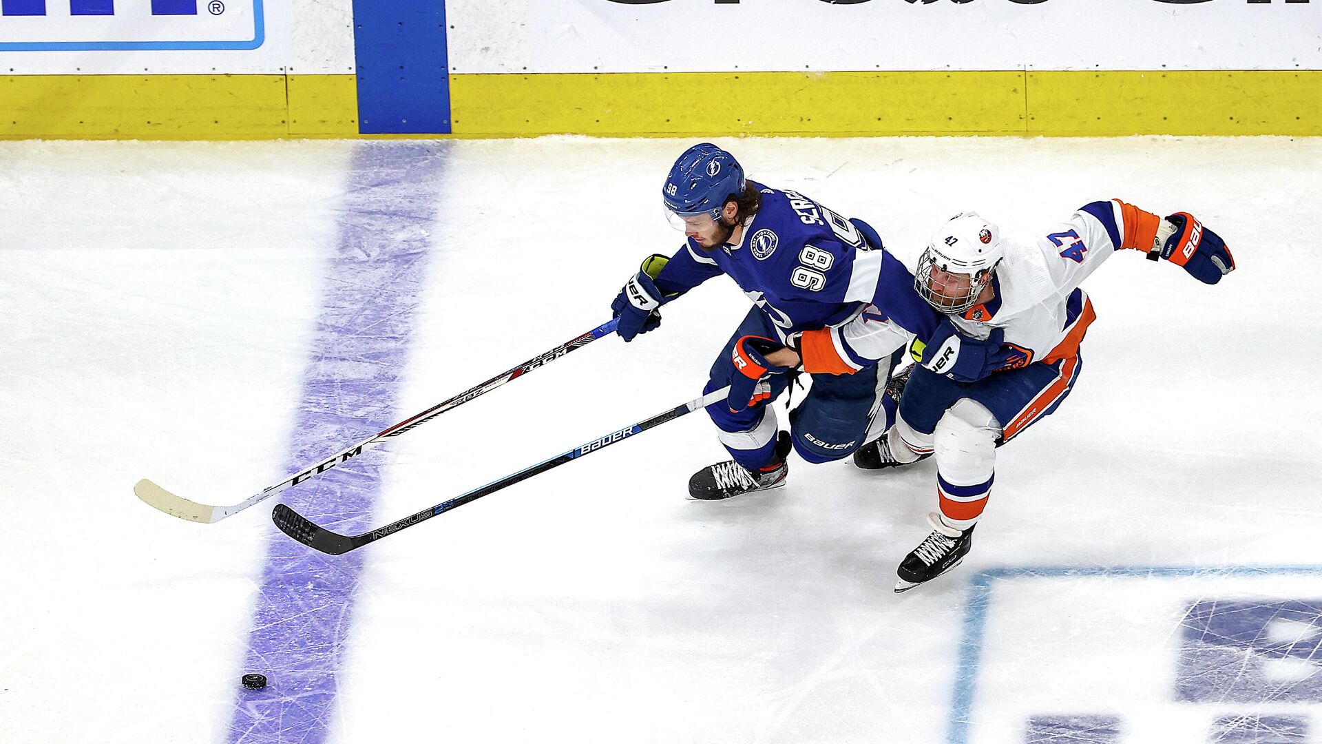 EDMONTON, ALBERTA - SEPTEMBER 15: Mikhail Sergachev #98 of the Tampa Bay Lightning and Leo Komarov #47 of the New York Islanders battle for the puck during the first overtime period in Game Five of the Eastern Conference Final during the 2020 NHL Stanley Cup Playoffs at Rogers Place on September 15, 2020 in Edmonton, Alberta, Canada.   Bruce Bennett/Getty Images/AFP - РИА Новости, 1920, 16.09.2020