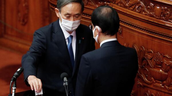Главный секретарь кабинета министров Японии Ёсихидэ Суга голосует за избрание нового премьер-министра в нижней палате парламента в Токио, Япония