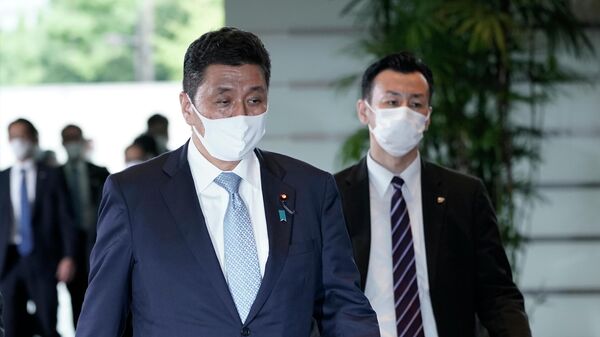 Нобуо Киси, назначенный на должность министра обороны в правительстве Ёсихидэ Суга, прибывает в резиденцию премьер-министра в Токио