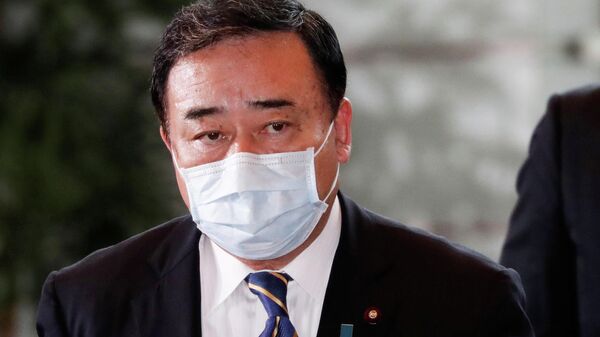 Министр экономики, торговли и промышленности Японии Хироси Кадзияма прибывает в резиденцию премьер-министра в Токио