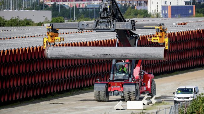 Трубы для строительства газопровода Nord Stream 2 на площадке в порту Мукран, Германия