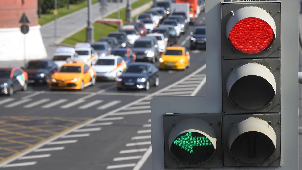 Проезд на красный свет: штраф в 2022 году за запрещающий сигнал светофора