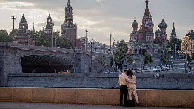 Люди гуляют в центре Москвы