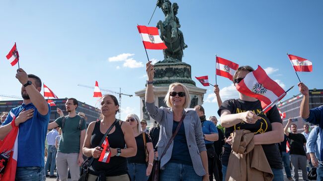 Люди на площади Хельден перед дворцом Хофбург в Вене, Австрия