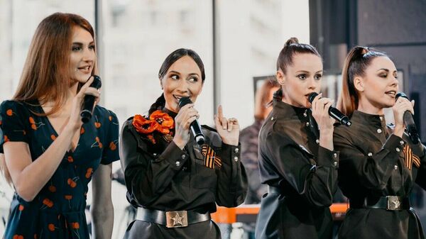 Участницы женской арт-группы Soprano во время онлайн-концерта Песни Победы