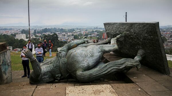 Статуя испанского конкистадора Себастьяна де Белалькасара, снесенная в ходе протестов в Колумбии