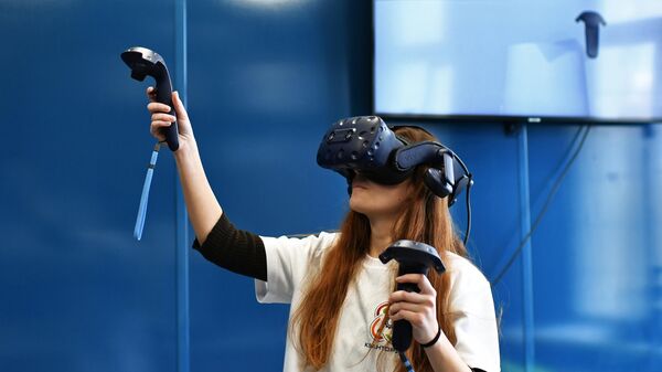 Школьница в очках виртуальной реальности