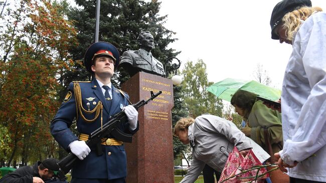 Возложение цветов к бюсту конструктора стрелкового оружия Михаила Калашникова в Ижевск