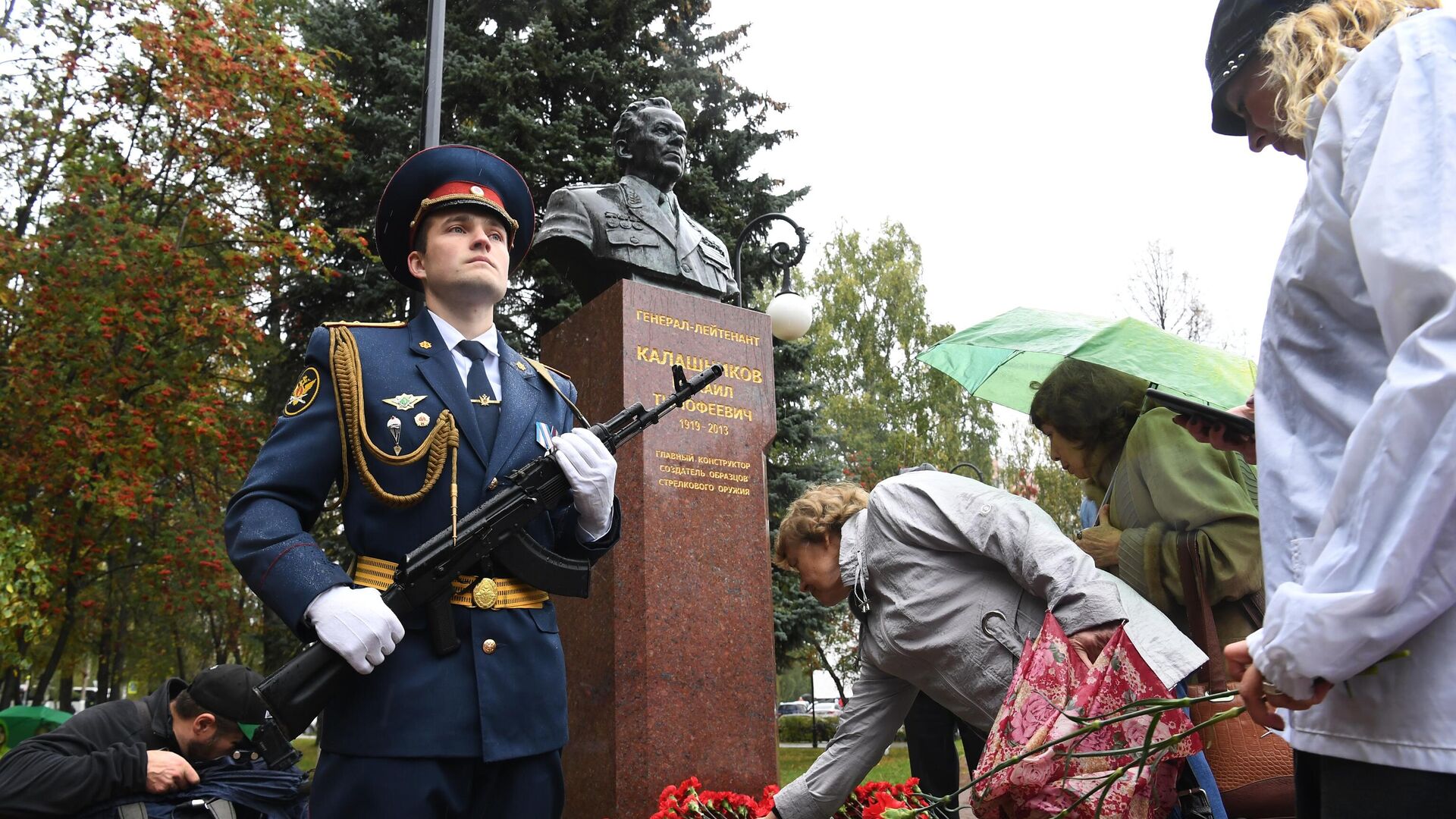 Возложение цветов к бюсту конструктора стрелкового оружия Михаила Калашникова в Ижевск - РИА Новости, 1920, 19.09.2020