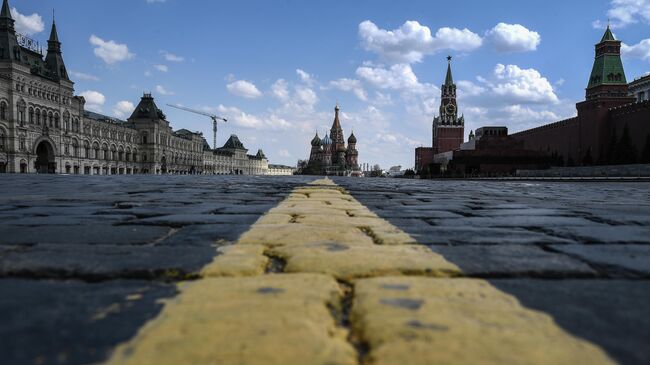 Пустынная Красная площадь в Москве во время режима самоизоляции жителей