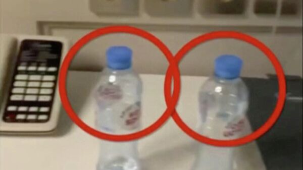 Бутылки с водой в номере отеля в Томске, где останавливался Алексей Навальный