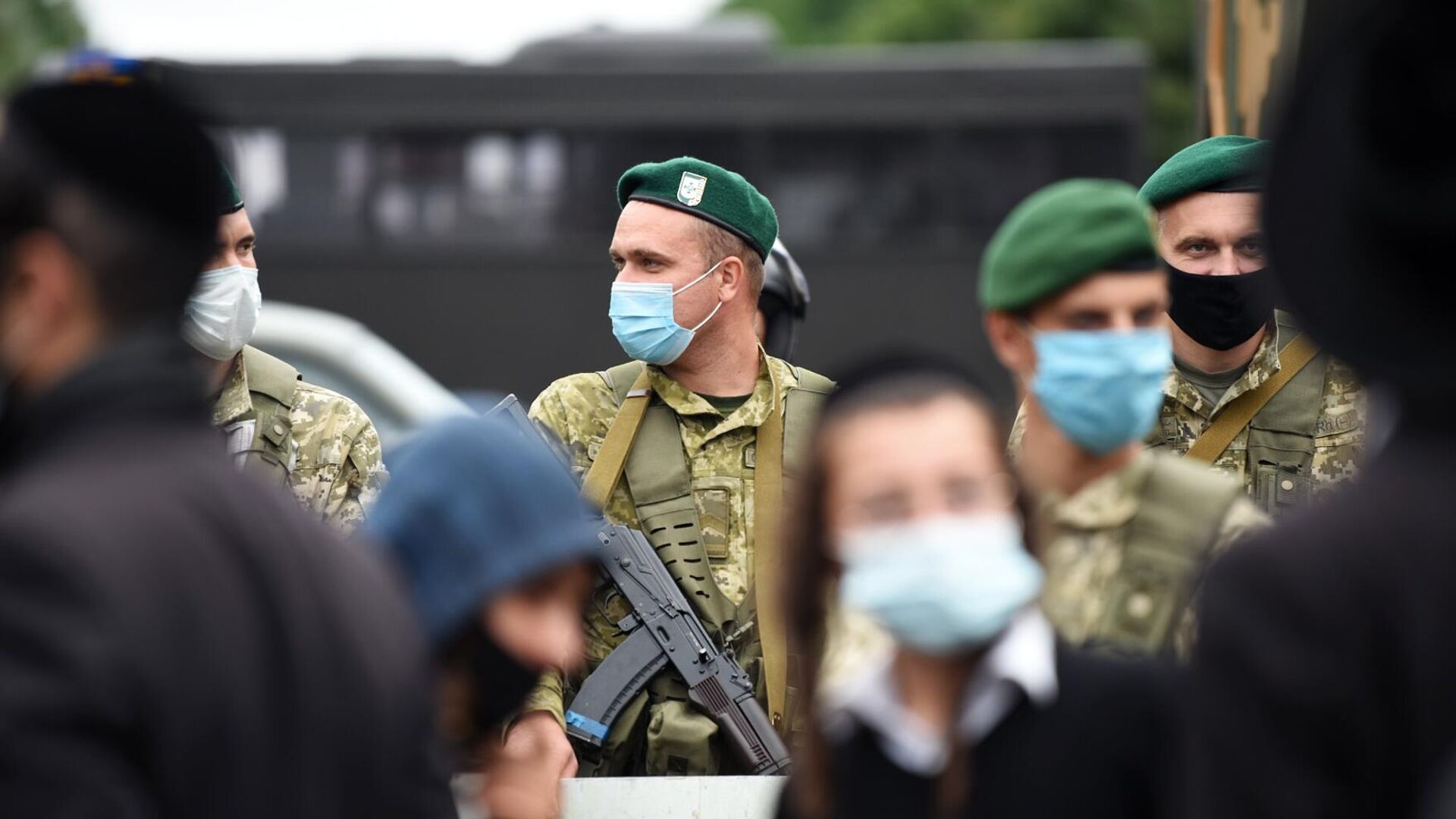 Украинские пограничники и паломники-хасиды на нейтральной полосе белорусско-украинской границы между пунктами пропуска Новая Гута и Новые Яриловичи - РИА Новости, 1920, 09.06.2021