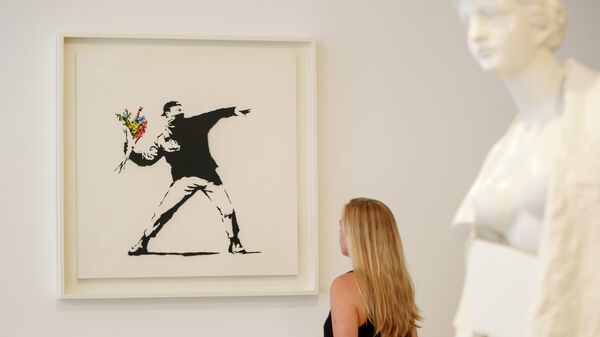 Работа Flower Thrower художника Banksy в галерее в Лондоне