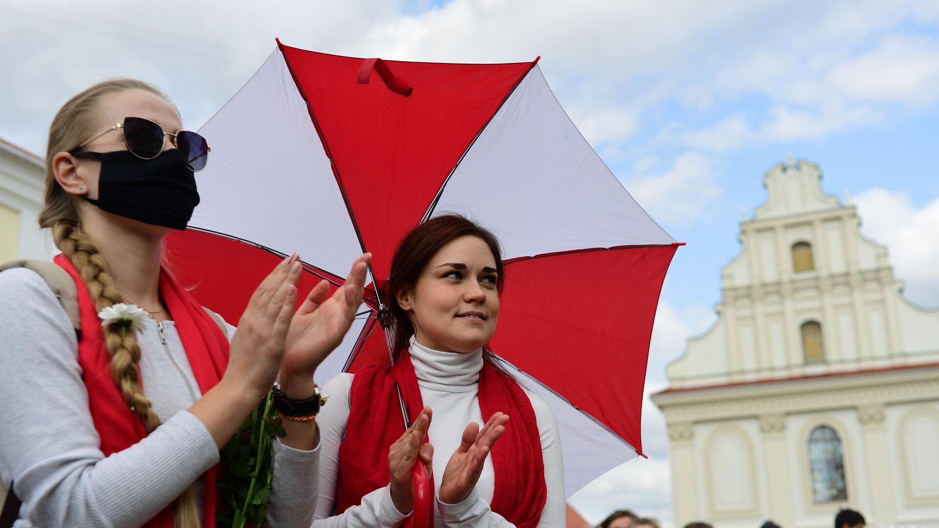 Участницы несанкционированного женского марша Подруга за подругу на площади Свободы в Минске - РИА Новости, 1920, 18.09.2020