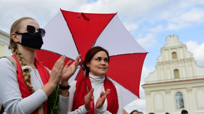 Участницы несанкционированного женского марша Подруга за подругу на площади Свободы в Минске