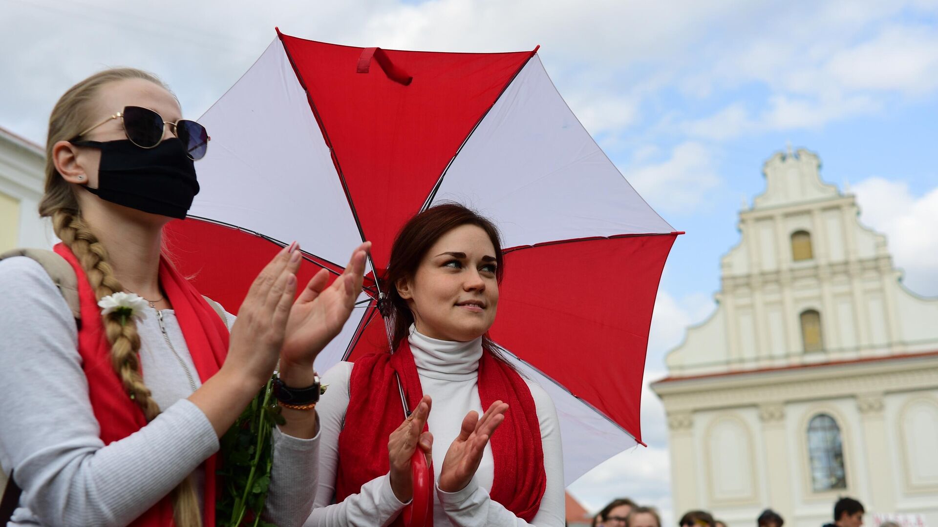 Участницы несанкционированного женского марша Подруга за подругу на площади Свободы в Минске - РИА Новости, 1920, 17.10.2020