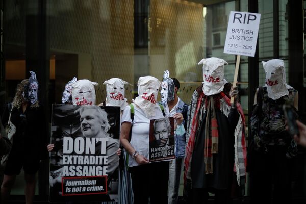 Сторонники основателя WikiLeaks Джулиана Ассанжа принимают участие в акции протеста у здания Центрального уголовного суда Олд-Бейли в Лондоне 