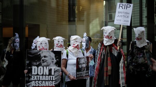Сторонники основателя WikiLeaks Джулиана Ассанжа принимают участие в акции протеста
