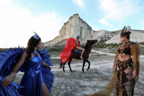 Модели во время показа Крымской Недели моды возле Белой Скалы