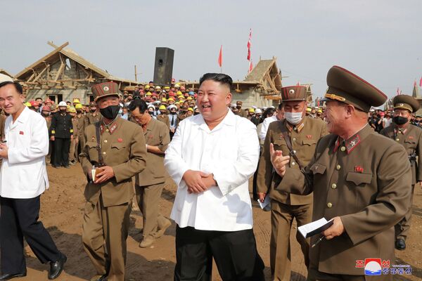 Лидер Северной Кореи Ким Чен Ын осматривает последствия наводнения