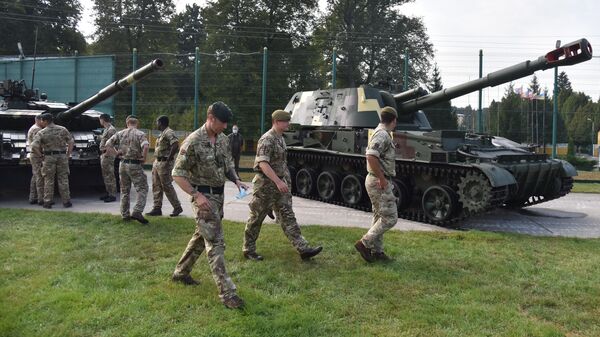 Военнослужащие Великобритании после церемонии открытия совместных военных учений Украины и стран НАТО Rapid Trident-2020 на Яворском полигоне во Львовской области