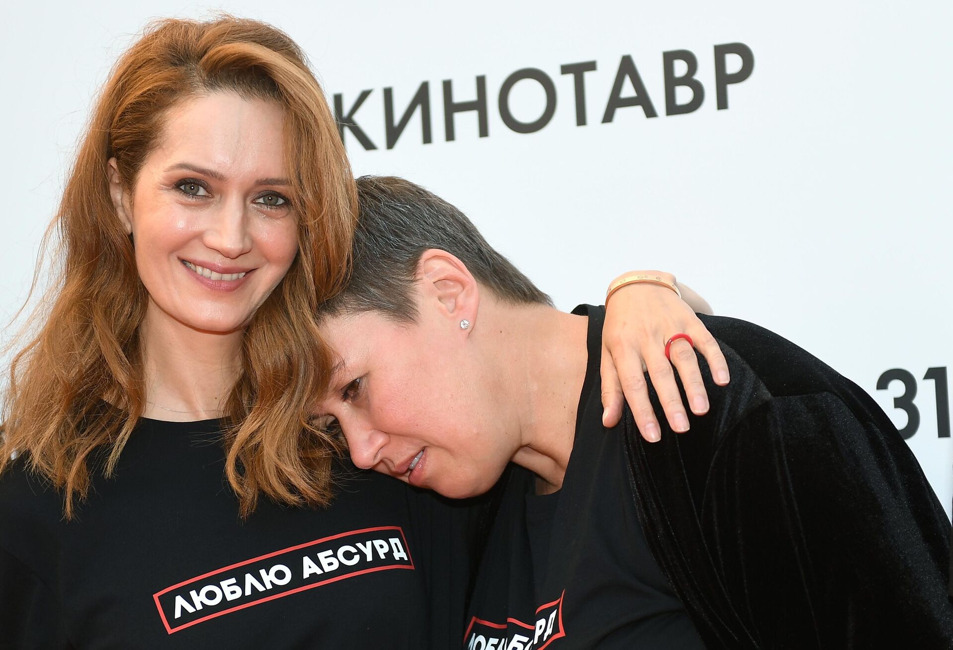 Актриса Виктория Исакова (слева) и продюсер Наталья Мокрицкая перед премьерой фильма режиссера Семена Серзина Человек из Подольска в рамках 31-го кинофестиваля Кинотавр в Сочи - РИА Новости, 1920, 28.10.2025