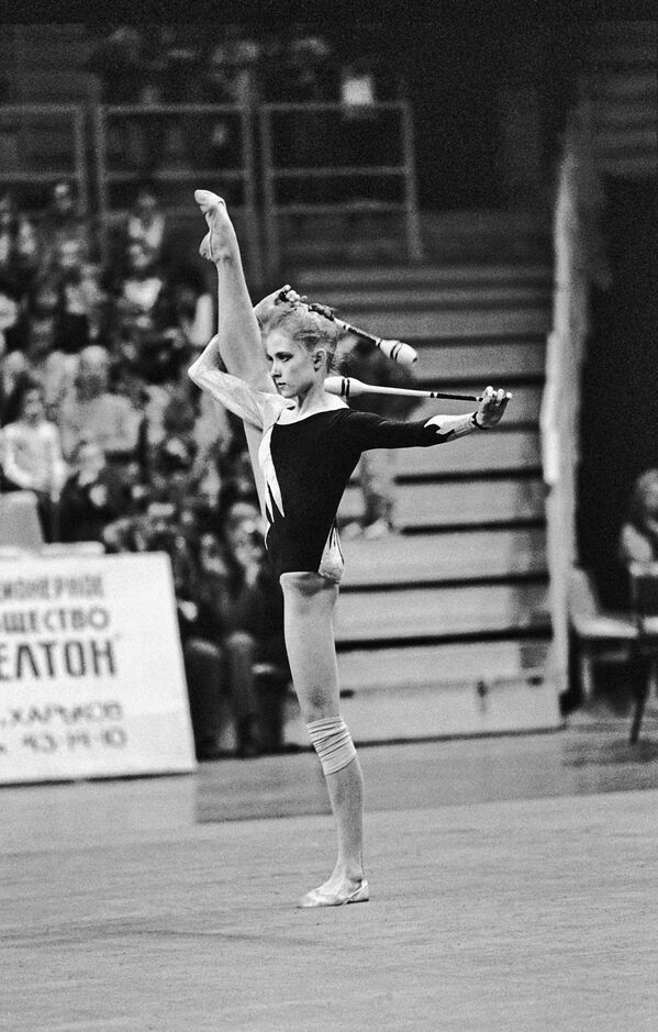 Гимнастка Оксана Костина (СНГ) выполняет упражнения с булавами на XIII международном турнире по художественной гимнастике на приз журнала Мир женщины.