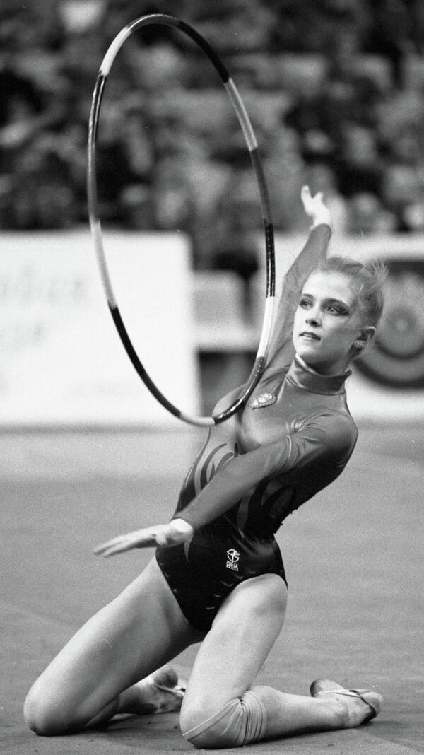 Оксана Костина выполняет упражнение с обручем на XIII международном турнире по художественной гимнастике на приз журнала Мир женщины.