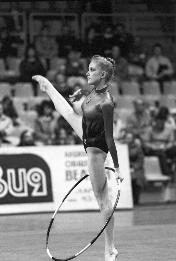 Оксана Костина выполняет упражнения с обручем. Международный турнир по художественной гимнастике на приз журнала Мир женщины.