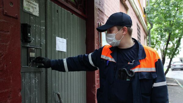 Сотрудник Мосгаза выполняет внеплановый осмотр газового оборудования в домах