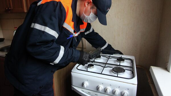 Сотрудник Мосгаза выполняет внеплановый осмотр газового оборудования в домах