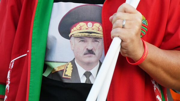 Портрет президента Белоруссии Александра Лукашенко на футболке участницы акции в поддержку действующей власти в Минске