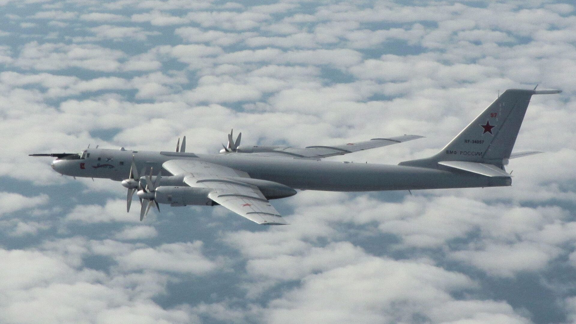 Истребители британских ВВС сопровождали российские военные самолеты Ту-142 в небе над Северным морем - РИА Новости, 1920, 21.11.2020