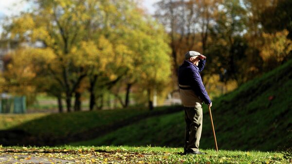 Пожилой человек в одном из парков Великого Новгорода