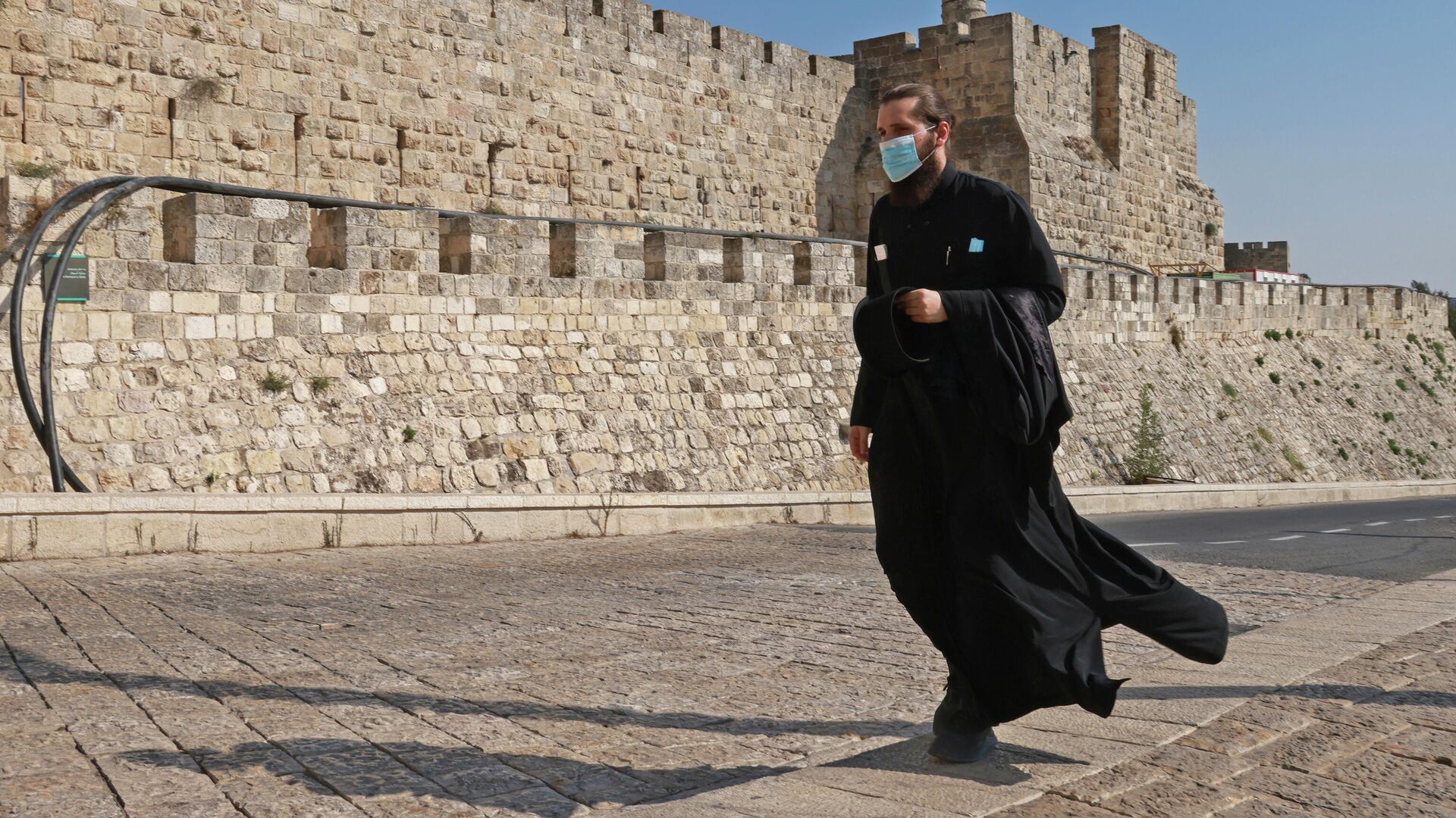 Священнослужитель в защитной маске в Старом городе Иерусалима - РИА Новости, 1920, 06.06.2021