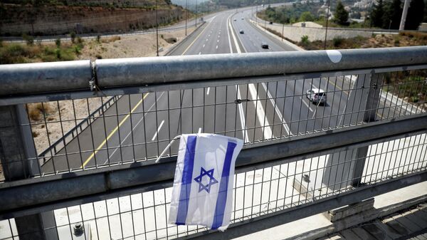 Израильский флаг на мосту перед введением повторного карантина