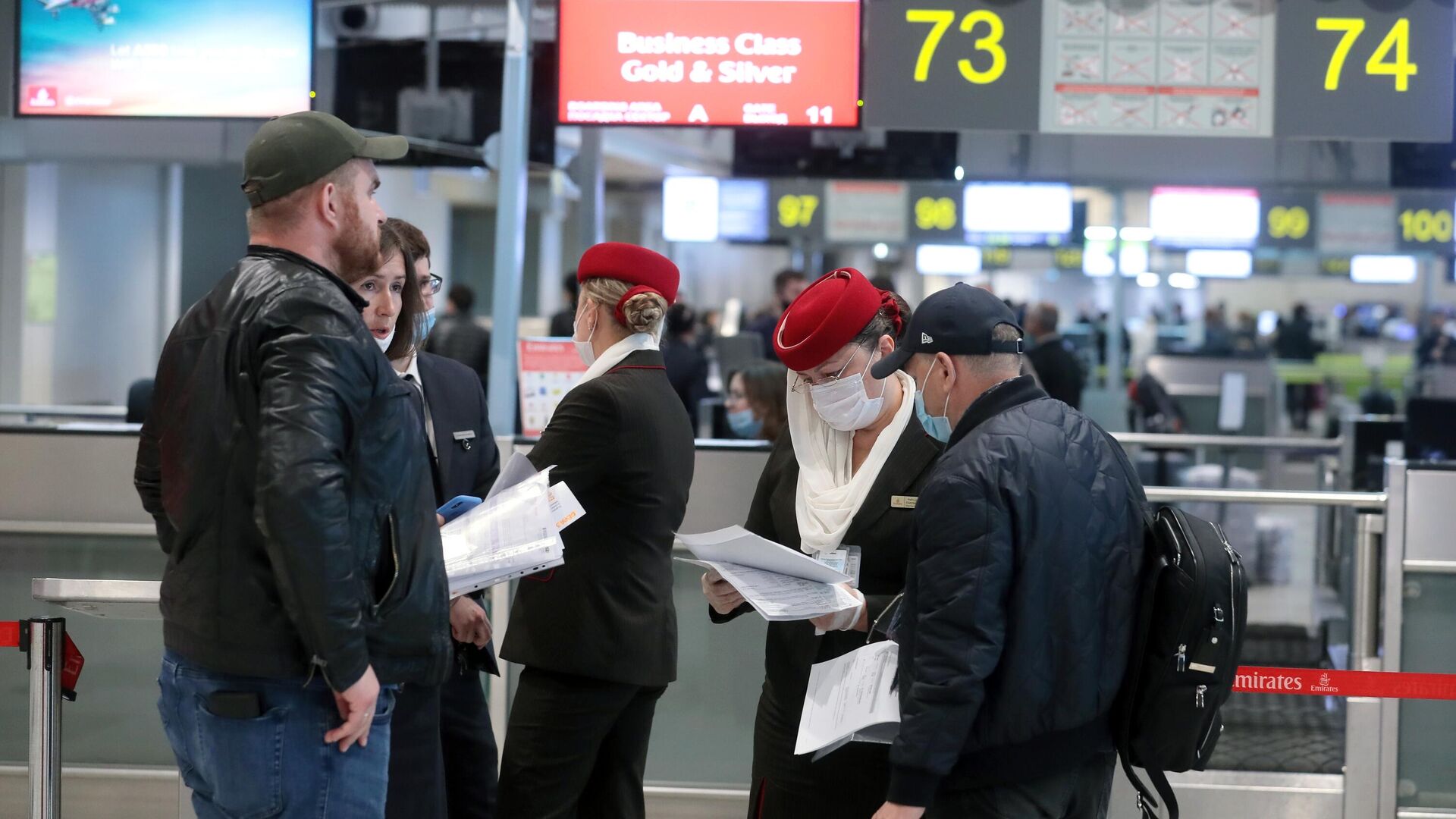 Пассажиры у стойки регистрации аэропорту Домодедово имени М. В. Ломоносова - РИА Новости, 1920, 27.10.2020