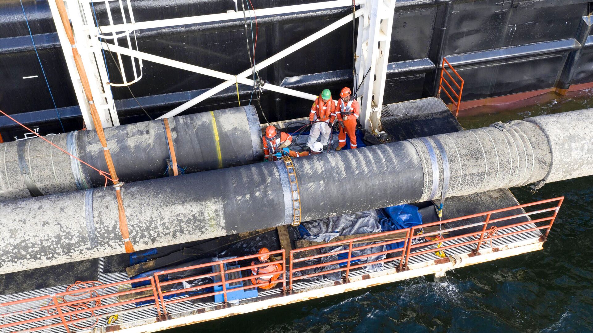 Надводная сварка захлестного стыка во время строительства газопровода Северный поток-2 - РИА Новости, 1920, 23.10.2020