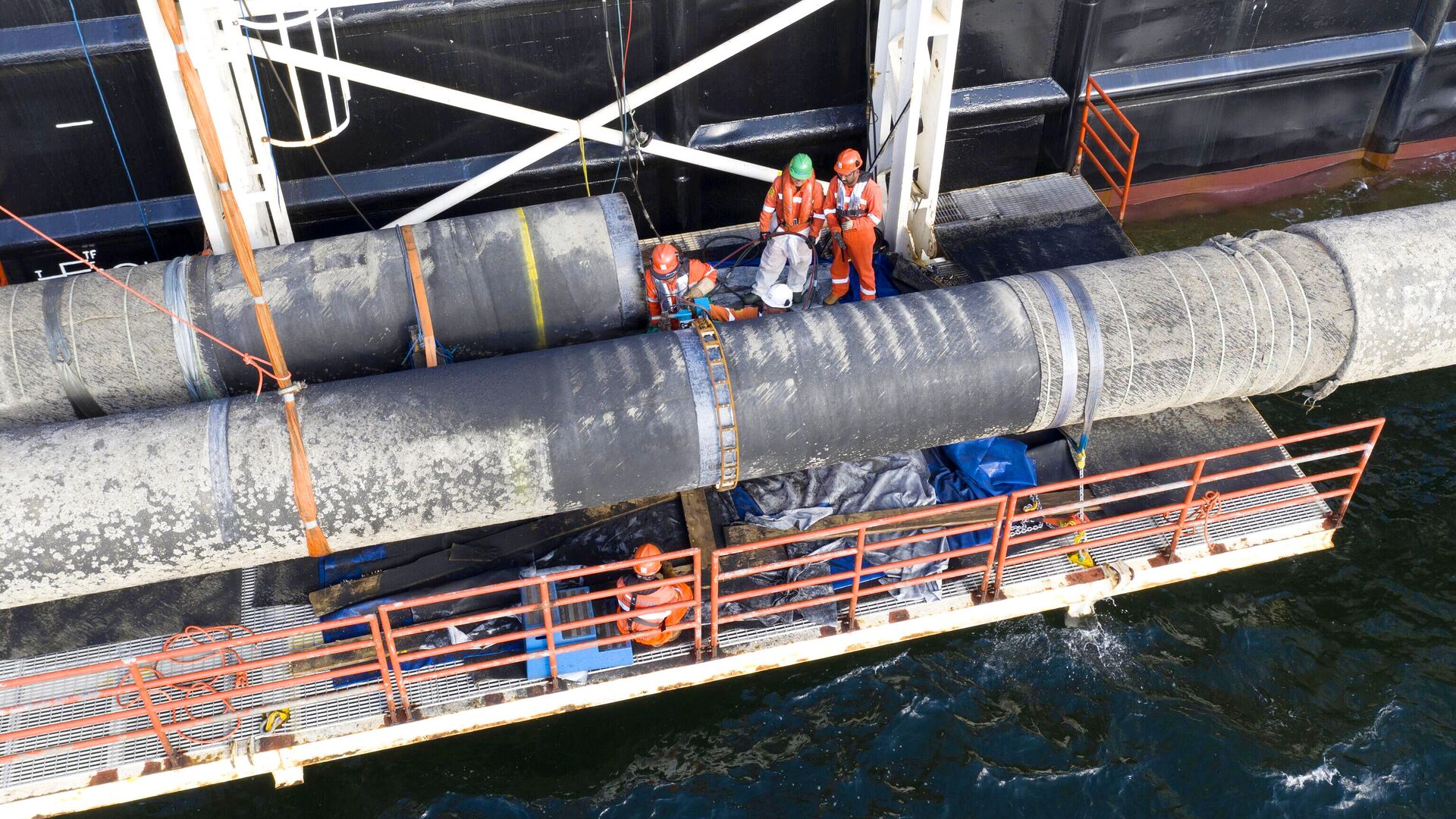 Надводная сварка захлестного стыка во время строительства газопровода Северный поток-2 - РИА Новости, 1920, 31.10.2020