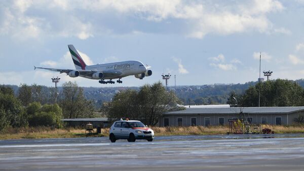 Самолет Airbus A380 авиакомпании Emirates Airlines заходит на посадку в аэропорту Домодедово