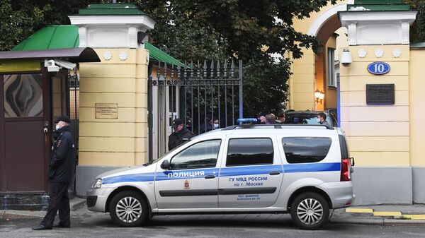 Полицейский автомобиль у резиденции посла США в России