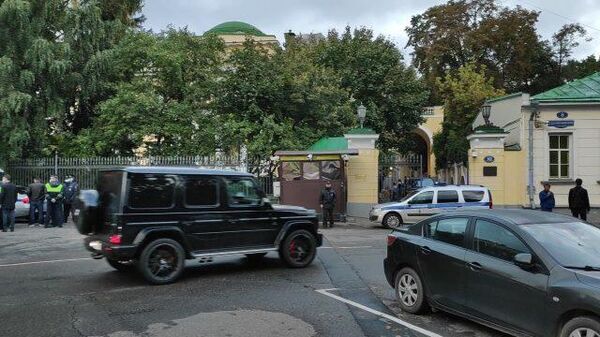 Машины ДПС и полиции стоят у резиденции посла США в Москве