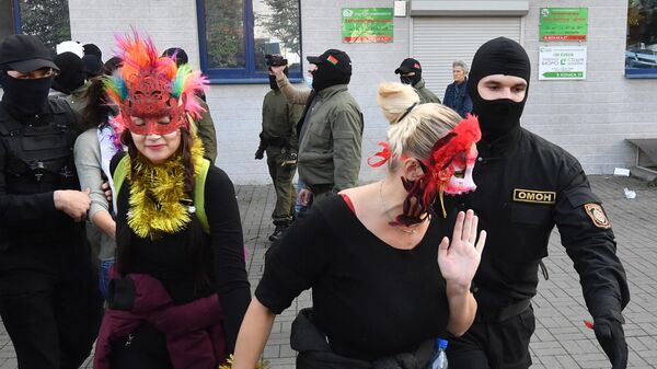 Сотрудники ОМОНа задерживают участников марша оппозиции в Минске