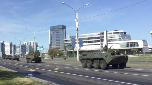 Колонна из 10 БТР движется со стороны области к резиденции Александра Лукашенко в Минске. Стоп-кадр видео