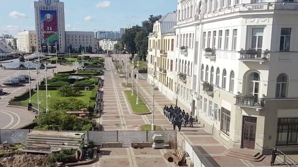 Сотрудники правоохранительных органов на площади Независимости в Минске. Стоп-кадр видео