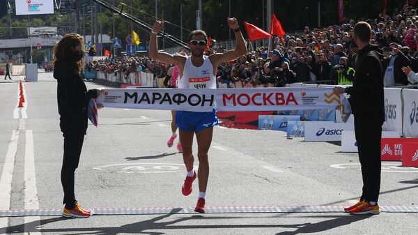 Участник на финише Московского марафона - 2020.