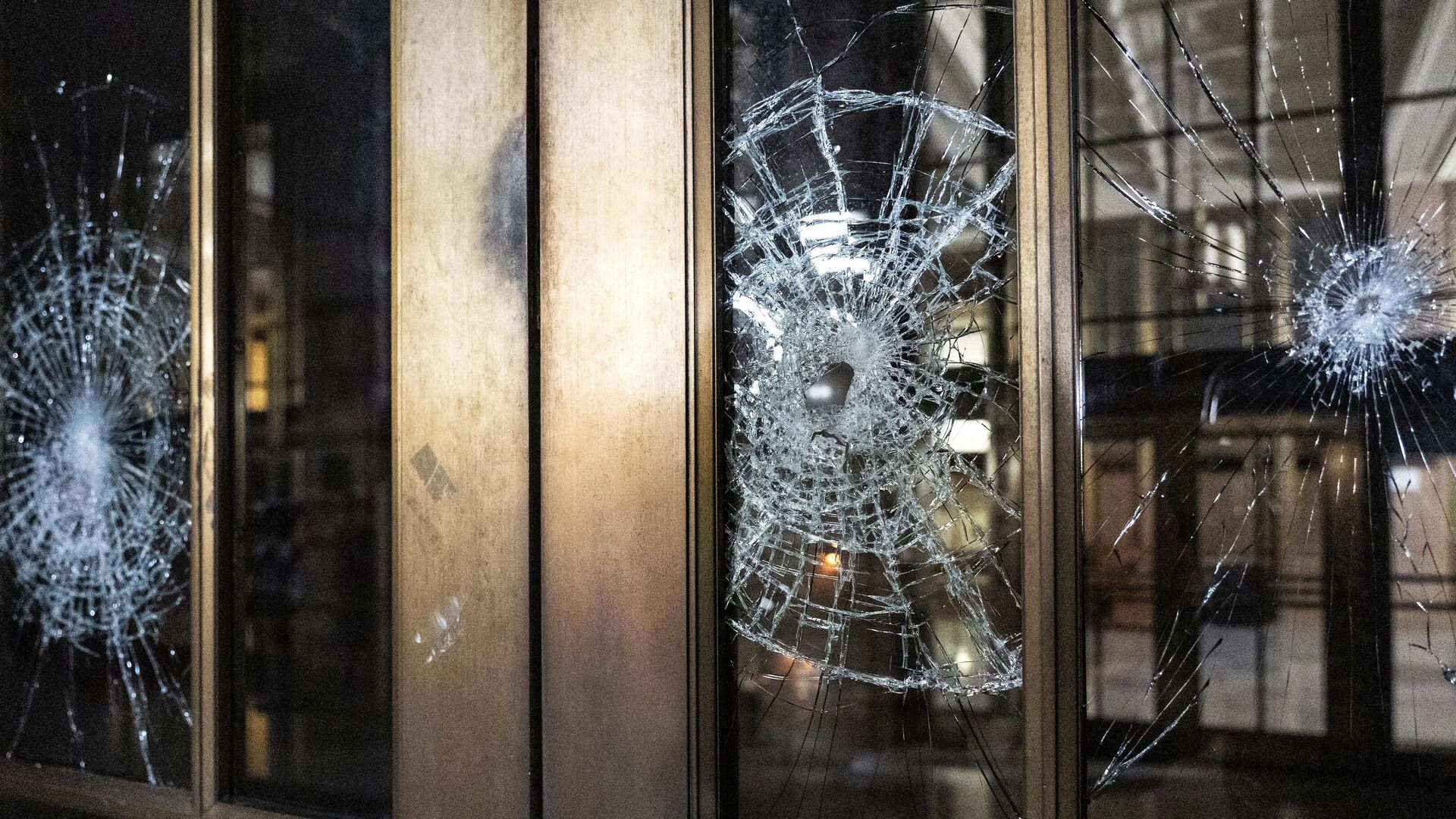 Разбитая стеклянная дверь во время акции протеста у здания суда в Портленде - РИА Новости, 1920, 28.10.2020