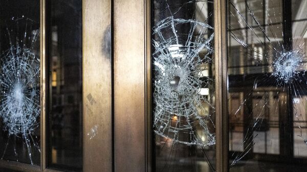 Разбитая стеклянная дверь во время акции протеста у здания суда в Портленде