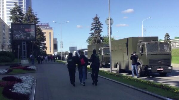Сотрудники правоохранительных органов задерживают участника акции протеста в Минске. Стоп-кадр видео